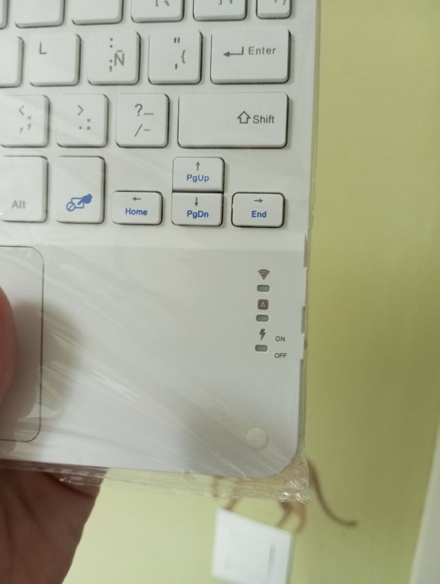 Funda tablet gris con teclado bluetooth