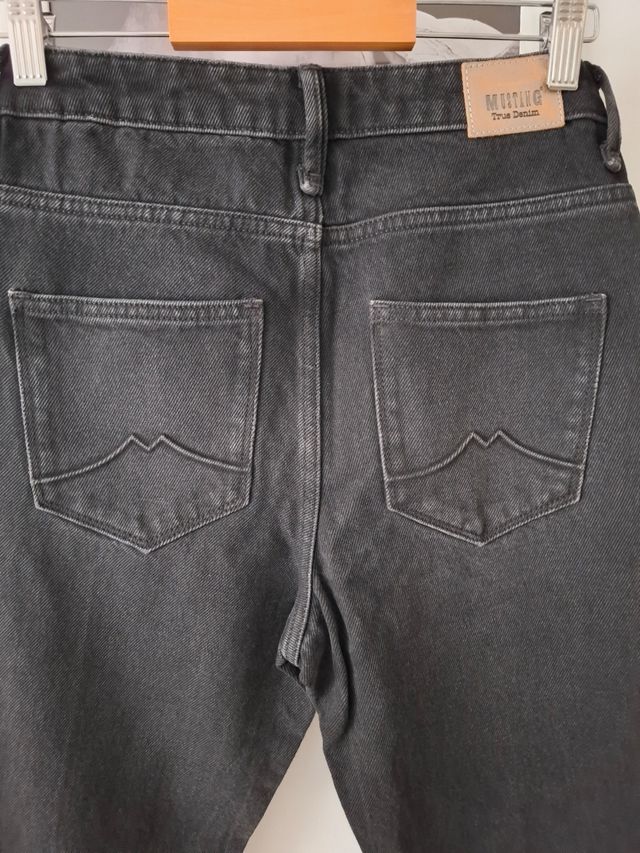 Vaqueros Mustang negros