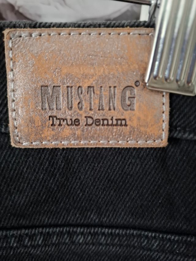 Vaqueros Mustang negros