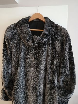 Abrigo astracán gris y negro