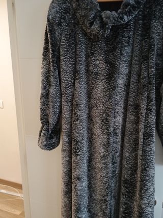 Abrigo astracán gris y negro