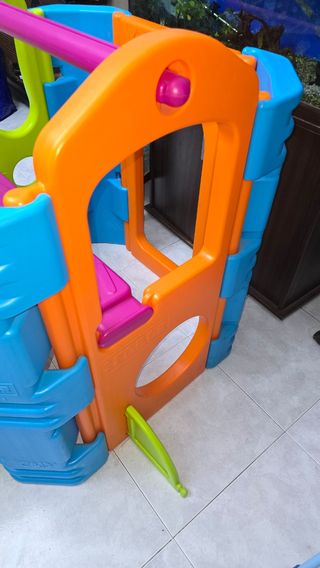 Parco giochi per bambini con scivolo