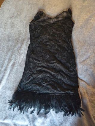 Vestido negro plumas fiesta