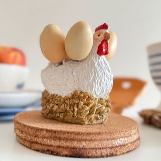 Gallina rústica con nido y cuchillos de acero