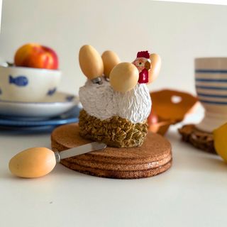 Gallina rústica con nido y cuchillos de acero