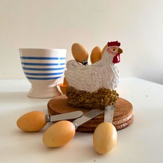Gallina rústica con nido y cuchillos de acero