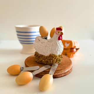 Gallina rústica con nido y cuchillos de acero