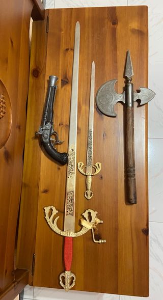 Espadas y hacha medievales