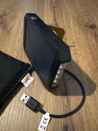 Cargador solar XTORM - Portátil y con linterna