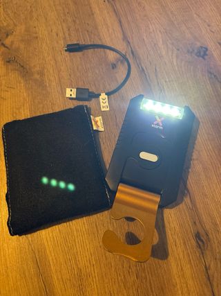 Cargador solar XTORM - Portátil y con linterna