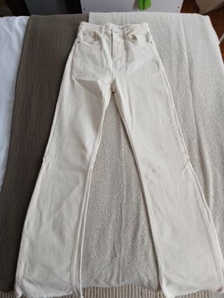 Vaqueros campana beige Stradivarius 34