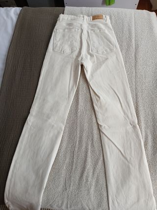 Vaqueros campana beige Stradivarius 34