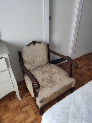Silla antigua para dormitorio. Beige