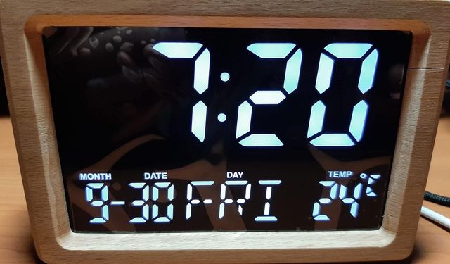Reloj despertador digital de madera