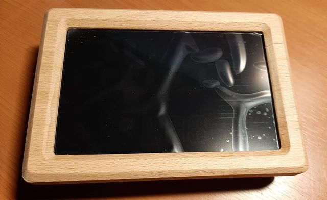 Reloj despertador digital de madera