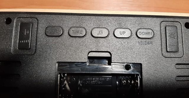 Reloj despertador digital de madera