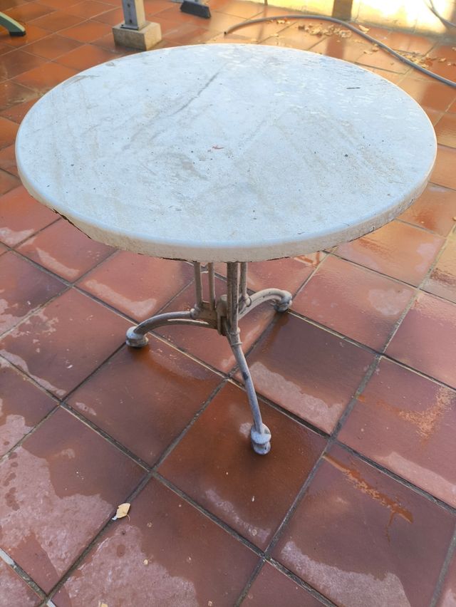 Mesa redonda metal y piedra 70x 73cm.