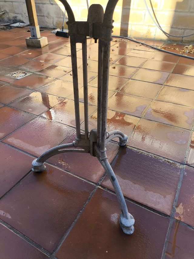 Mesa redonda metal y piedra 70x 73cm.