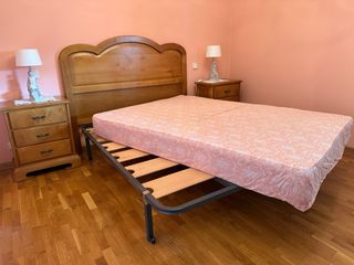 Dormitorio clásico: Cama y mesitas