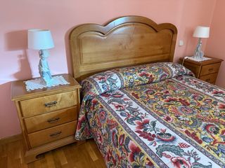 Dormitorio clásico: Cama y mesitas