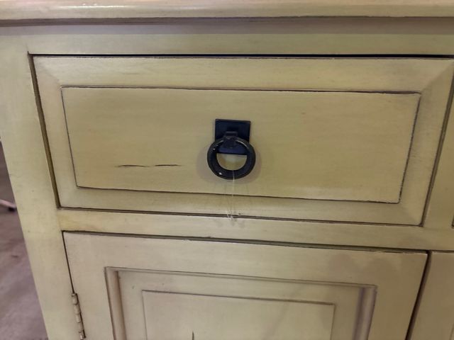 Mueble auxiliar beige de madera