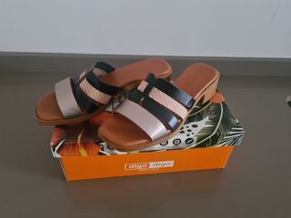 Sandalias con poco de tacon, marrón, beige,negro