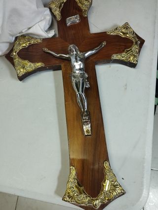 Crucifijo de madera con detalles dorados