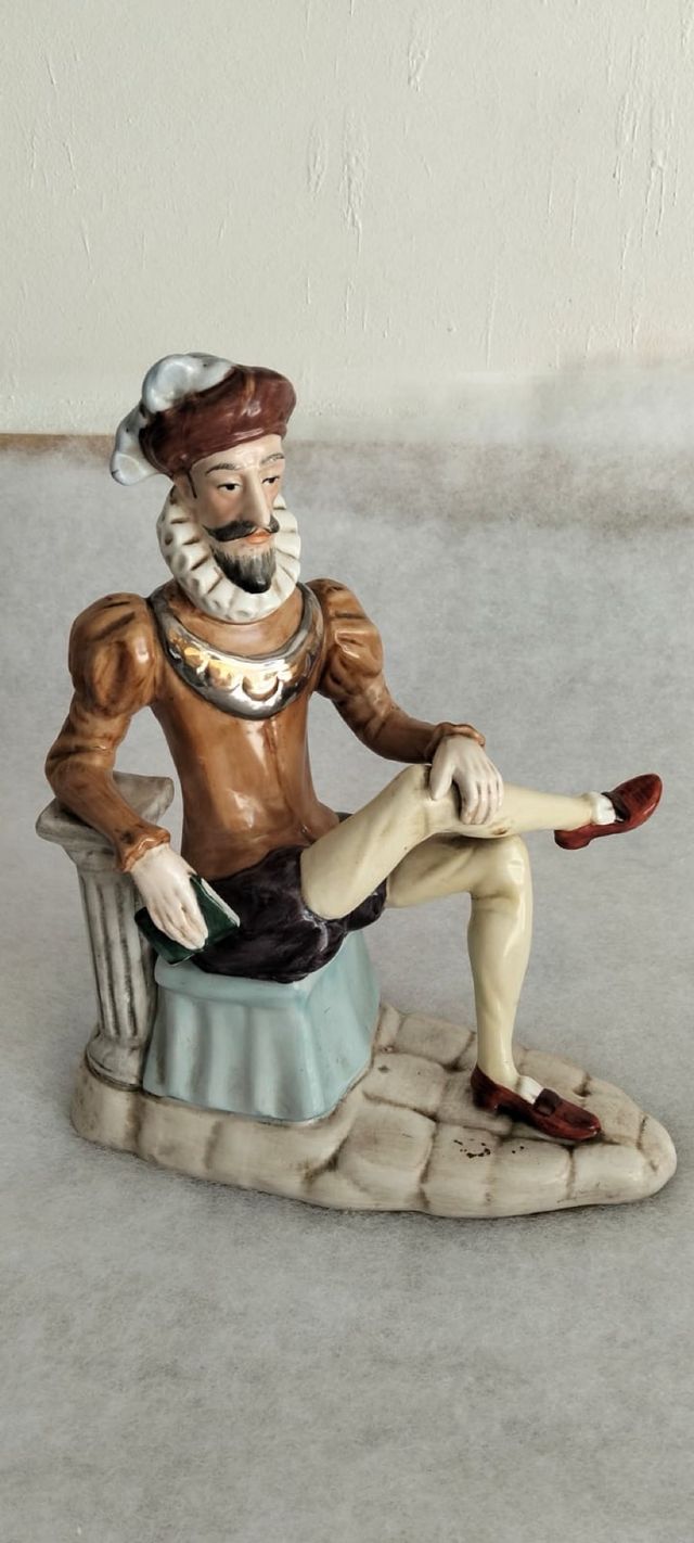 Figura porcelana hombre época
