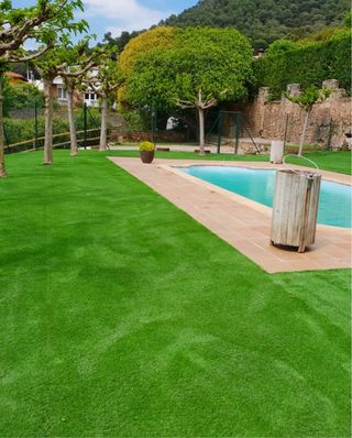 Jardinero césped artificial