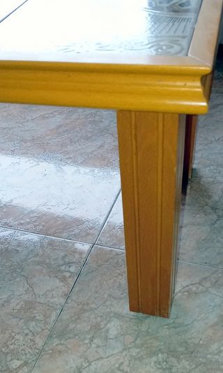 Mesa de centro con baldosas de cerámica vintage.