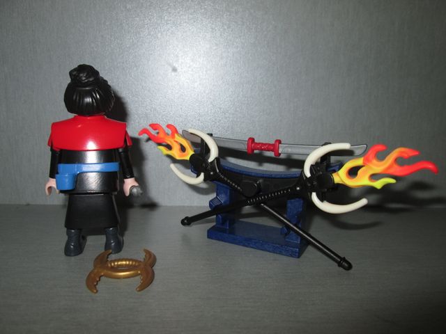 Guerrero Playmobil Asiático.