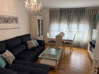 Salón: Sofá, mesas y sillas , mueble TV y vitrina 