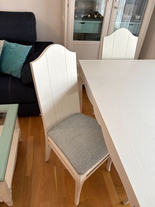 Salón: Sofá, mesas y sillas , mueble TV y vitrina 