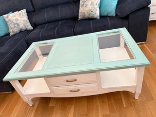 Salón: Sofá, mesas y sillas , mueble TV y vitrina 