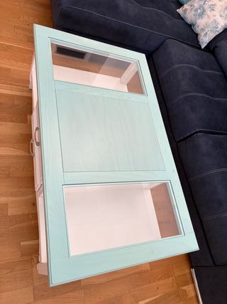 Salón: Sofá, mesas y sillas , mueble TV y vitrina 