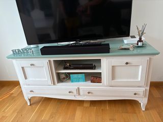 Salón: Sofá, mesas y sillas , mueble TV y vitrina 