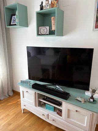 Salón: Sofá, mesas y sillas , mueble TV y vitrina 