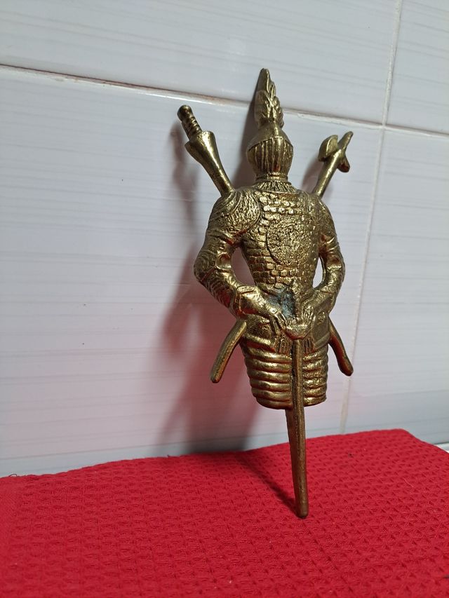 Figura caballero dorado