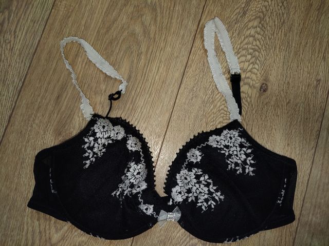 Sujetador negro y blanco