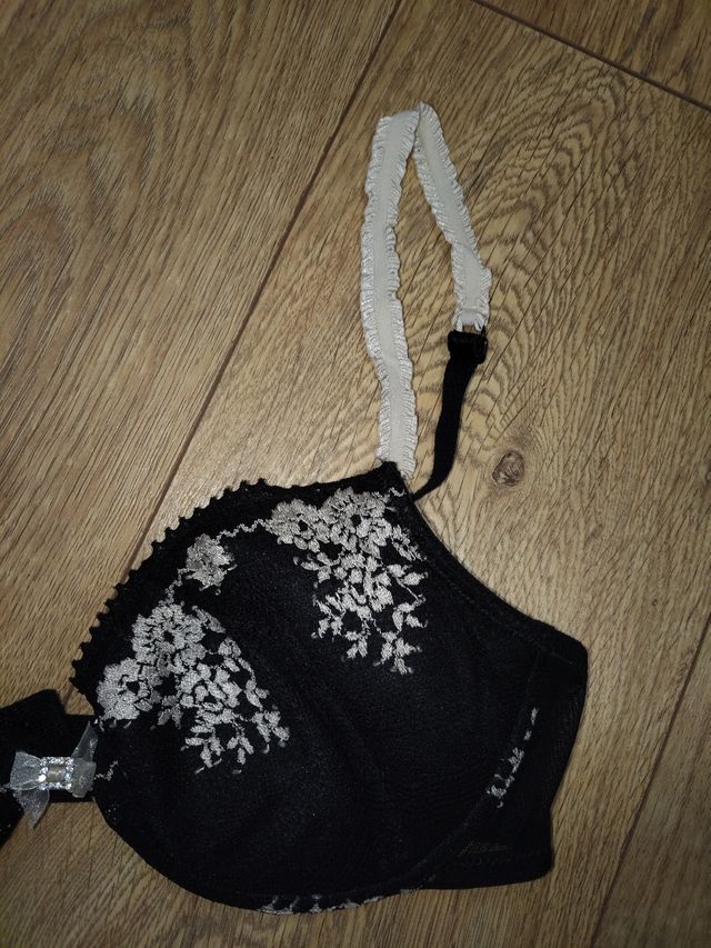Sujetador negro y blanco