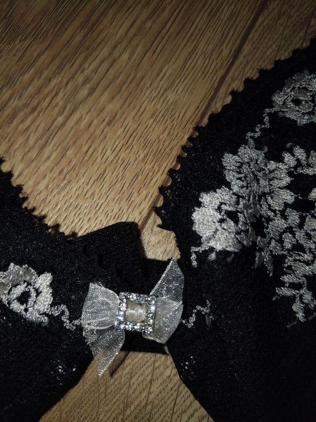 Sujetador negro y blanco