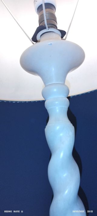 Lampara pie mármol blanco