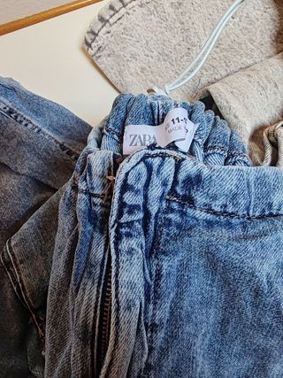 2 Vaqueros Zara - Azul y Gris
Cada uno a 3 euros 
