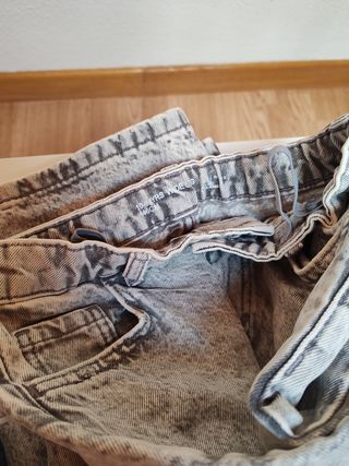 2 Vaqueros Zara - Azul y Gris
Cada uno a 3 euros 
