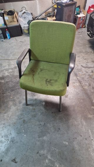 Sillas oficina verde(habria que limpiarlas) tengo4