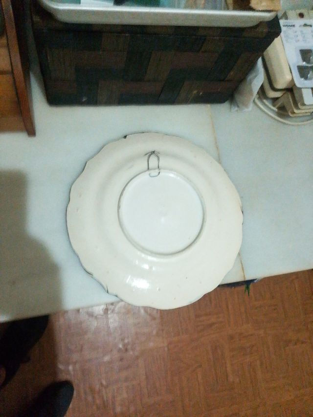 Plato antiguo pintado a mano