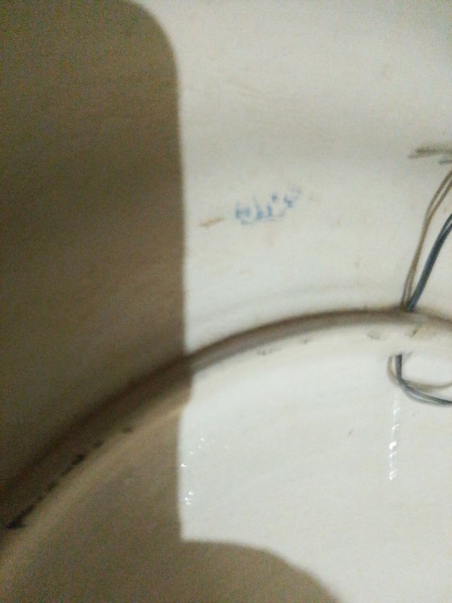 Plato antiguo pintado a mano