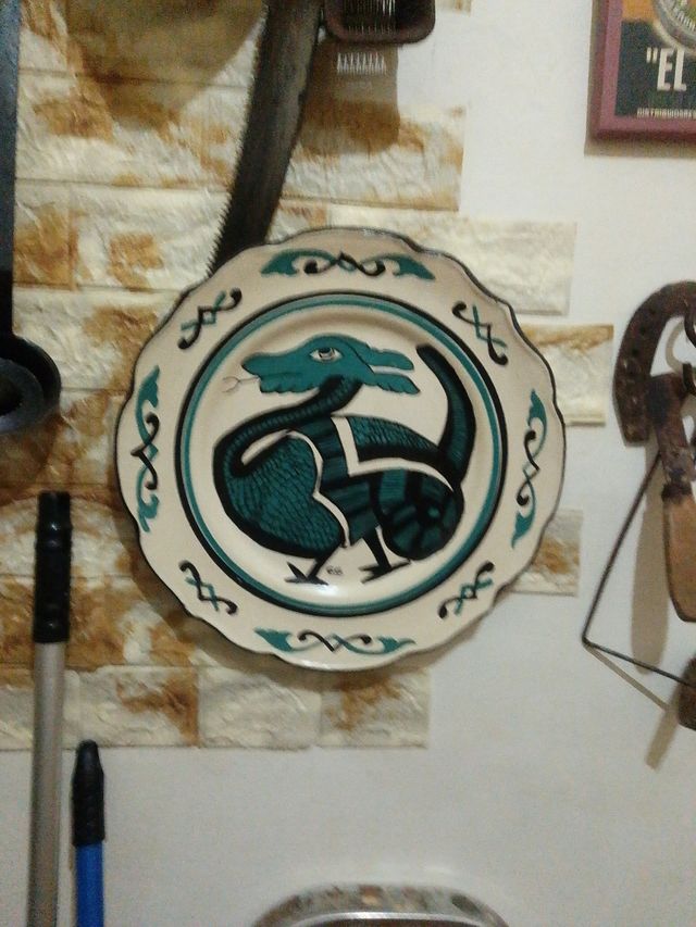 Plato antiguo pintado a mano