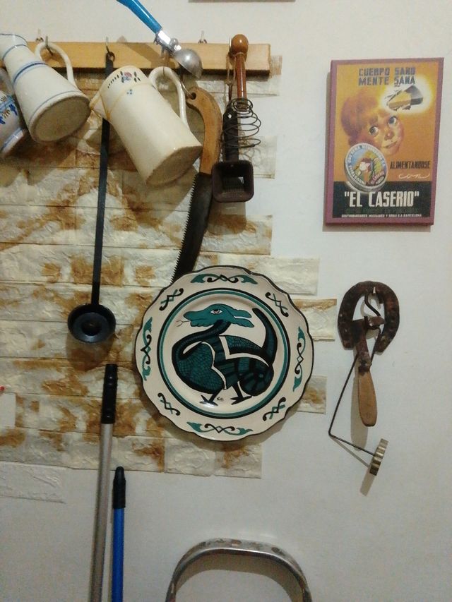 Plato antiguo pintado a mano