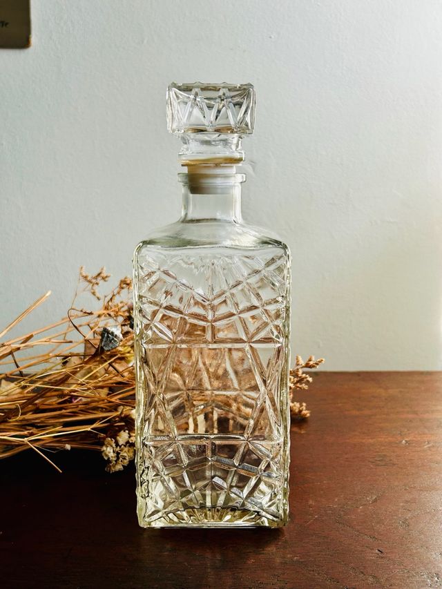 Caixa de licor de vidro esculpido vintage